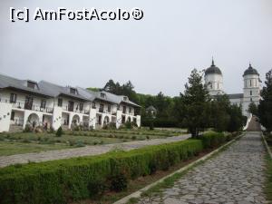 [P07] În partea stângă a curții sunt construite în trepte mai multe anexe mănăstirești recente, înconjurate de brazde de flori.  » foto by Floryn81
 - 
<span class="allrVoted glyphicon glyphicon-heart hidden" id="av733861"></span>
<a class="m-l-10 hidden" id="sv733861" onclick="voting_Foto_DelVot(,733861,6632)" role="button">șterge vot <span class="glyphicon glyphicon-remove"></span></a>
<a id="v9733861" class=" c-red"  onclick="voting_Foto_SetVot(733861)" role="button"><span class="glyphicon glyphicon-heart-empty"></span> <b>LIKE</b> = Votează poza</a> <img class="hidden"  id="f733861W9" src="/imagini/loader.gif" border="0" /><span class="AjErrMes hidden" id="e733861ErM"></span>