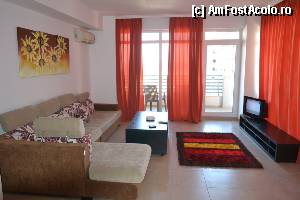 [P10] Living-ul, spatios, cu o canapea relativ ok, fara prea mari pretentii, televizor cu tub catodic, in spate exista si o combina frigorifica.  » foto by DoreD
 - 
<span class="allrVoted glyphicon glyphicon-heart hidden" id="av373099"></span>
<a class="m-l-10 hidden" id="sv373099" onclick="voting_Foto_DelVot(,373099,6673)" role="button">șterge vot <span class="glyphicon glyphicon-remove"></span></a>
<a id="v9373099" class=" c-red"  onclick="voting_Foto_SetVot(373099)" role="button"><span class="glyphicon glyphicon-heart-empty"></span> <b>LIKE</b> = Votează poza</a> <img class="hidden"  id="f373099W9" src="/imagini/loader.gif" border="0" /><span class="AjErrMes hidden" id="e373099ErM"></span>