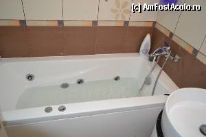 [P16] Cada, cu sistem de hidromasaj, care chiar functiona. Probleme la scurgere, ar fi fost util un mop si o galeata.  » foto by DoreD
 - 
<span class="allrVoted glyphicon glyphicon-heart hidden" id="av373108"></span>
<a class="m-l-10 hidden" id="sv373108" onclick="voting_Foto_DelVot(,373108,6673)" role="button">șterge vot <span class="glyphicon glyphicon-remove"></span></a>
<a id="v9373108" class=" c-red"  onclick="voting_Foto_SetVot(373108)" role="button"><span class="glyphicon glyphicon-heart-empty"></span> <b>LIKE</b> = Votează poza</a> <img class="hidden"  id="f373108W9" src="/imagini/loader.gif" border="0" /><span class="AjErrMes hidden" id="e373108ErM"></span>