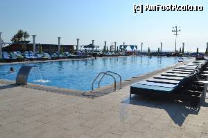 [P21] Piscina cea mare, 1.70 adancime, perfecta pentru inot. Dotata cu sezlonguri, umbrelute, jacuzi, bar si animatori.  » foto by DoreD
 - 
<span class="allrVoted glyphicon glyphicon-heart hidden" id="av373113"></span>
<a class="m-l-10 hidden" id="sv373113" onclick="voting_Foto_DelVot(,373113,6673)" role="button">șterge vot <span class="glyphicon glyphicon-remove"></span></a>
<a id="v9373113" class=" c-red"  onclick="voting_Foto_SetVot(373113)" role="button"><span class="glyphicon glyphicon-heart-empty"></span> <b>LIKE</b> = Votează poza</a> <img class="hidden"  id="f373113W9" src="/imagini/loader.gif" border="0" /><span class="AjErrMes hidden" id="e373113ErM"></span>