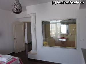 [P12] Din dormitor vedere spre baie, existau niște jaluzele în caz de necesitate 'privată' » foto by ariciu*
 - 
<span class="allrVoted glyphicon glyphicon-heart hidden" id="av552353"></span>
<a class="m-l-10 hidden" id="sv552353" onclick="voting_Foto_DelVot(,552353,6673)" role="button">șterge vot <span class="glyphicon glyphicon-remove"></span></a>
<a id="v9552353" class=" c-red"  onclick="voting_Foto_SetVot(552353)" role="button"><span class="glyphicon glyphicon-heart-empty"></span> <b>LIKE</b> = Votează poza</a> <img class="hidden"  id="f552353W9" src="/imagini/loader.gif" border="0" /><span class="AjErrMes hidden" id="e552353ErM"></span>