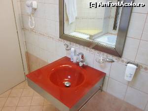 [P13] Vedere din baie... chiuveta ușor cam incomodă din cauza formei pătrate și late pe latura dinspre utilizator » foto by ariciu*
 - 
<span class="allrVoted glyphicon glyphicon-heart hidden" id="av552355"></span>
<a class="m-l-10 hidden" id="sv552355" onclick="voting_Foto_DelVot(,552355,6673)" role="button">șterge vot <span class="glyphicon glyphicon-remove"></span></a>
<a id="v9552355" class=" c-red"  onclick="voting_Foto_SetVot(552355)" role="button"><span class="glyphicon glyphicon-heart-empty"></span> <b>LIKE</b> = Votează poza</a> <img class="hidden"  id="f552355W9" src="/imagini/loader.gif" border="0" /><span class="AjErrMes hidden" id="e552355ErM"></span>