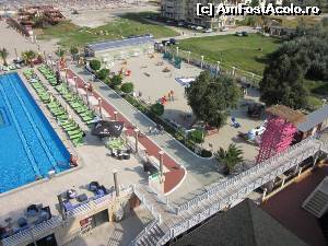 [P18] Locul de joacă al pitacilor văzut de acolo unde bătea o vântoasă strașnică. Toboganul gonflabil era nefuncțional - dezumflat, mai târziu l-am văzut la 'lucru'.  » foto by ariciu*
 - 
<span class="allrVoted glyphicon glyphicon-heart hidden" id="av552368"></span>
<a class="m-l-10 hidden" id="sv552368" onclick="voting_Foto_DelVot(,552368,6673)" role="button">șterge vot <span class="glyphicon glyphicon-remove"></span></a>
<a id="v9552368" class=" c-red"  onclick="voting_Foto_SetVot(552368)" role="button"><span class="glyphicon glyphicon-heart-empty"></span> <b>LIKE</b> = Votează poza</a> <img class="hidden"  id="f552368W9" src="/imagini/loader.gif" border="0" /><span class="AjErrMes hidden" id="e552368ErM"></span>