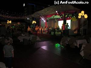 [P19] Seara divertisment cu pitici pe terasa restaurantului Kasttane, cam până pe la 21:30-22:00. Apoi veneau dansurile/entertaimentul muzical mai pentru adulți.  » foto by ariciu*
 - 
<span class="allrVoted glyphicon glyphicon-heart hidden" id="av552370"></span>
<a class="m-l-10 hidden" id="sv552370" onclick="voting_Foto_DelVot(,552370,6673)" role="button">șterge vot <span class="glyphicon glyphicon-remove"></span></a>
<a id="v9552370" class=" c-red"  onclick="voting_Foto_SetVot(552370)" role="button"><span class="glyphicon glyphicon-heart-empty"></span> <b>LIKE</b> = Votează poza</a> <img class="hidden"  id="f552370W9" src="/imagini/loader.gif" border="0" /><span class="AjErrMes hidden" id="e552370ErM"></span>