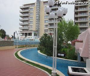 [P23] La plimbare/recunoaștere prin resort... în față este blocul Opal, cel de la parterul căruia se iau prosoapele pentru plajă, tot acolo există și spălătoria self-service pentru clienți.  » foto by ariciu*
 - 
<span class="allrVoted glyphicon glyphicon-heart hidden" id="av552376"></span>
<a class="m-l-10 hidden" id="sv552376" onclick="voting_Foto_DelVot(,552376,6673)" role="button">șterge vot <span class="glyphicon glyphicon-remove"></span></a>
<a id="v9552376" class=" c-red"  onclick="voting_Foto_SetVot(552376)" role="button"><span class="glyphicon glyphicon-heart-empty"></span> <b>LIKE</b> = Votează poza</a> <img class="hidden"  id="f552376W9" src="/imagini/loader.gif" border="0" /><span class="AjErrMes hidden" id="e552376ErM"></span>