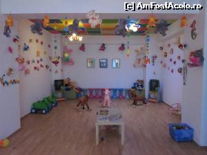 [P36] Clubul pentru copii Happy Colours, aflat la parterul blocului Jad. Aici piticii pot colora, desena, etc, sub supravegherea unui angajat al complexului. Lași un număr de telefon și apoi fugi la piscină... În stânga acestei săli se află cinema-ul pentru copii.  » foto by ariciu*
 - 
<span class="allrVoted glyphicon glyphicon-heart hidden" id="av552389"></span>
<a class="m-l-10 hidden" id="sv552389" onclick="voting_Foto_DelVot(,552389,6673)" role="button">șterge vot <span class="glyphicon glyphicon-remove"></span></a>
<a id="v9552389" class=" c-red"  onclick="voting_Foto_SetVot(552389)" role="button"><span class="glyphicon glyphicon-heart-empty"></span> <b>LIKE</b> = Votează poza</a> <img class="hidden"  id="f552389W9" src="/imagini/loader.gif" border="0" /><span class="AjErrMes hidden" id="e552389ErM"></span>