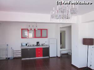 [P04] Livingul, bucătăria foarte open space, utilată cu de toate: frigider, filtru de cafea, plită electrică, microunde, iar în dulapuri toată vesela și tacâmurile posibile!  » foto by ariciu*
 - 
<span class="allrVoted glyphicon glyphicon-heart hidden" id="av552333"></span>
<a class="m-l-10 hidden" id="sv552333" onclick="voting_Foto_DelVot(,552333,6673)" role="button">șterge vot <span class="glyphicon glyphicon-remove"></span></a>
<a id="v9552333" class=" c-red"  onclick="voting_Foto_SetVot(552333)" role="button"><span class="glyphicon glyphicon-heart-empty"></span> <b>LIKE</b> = Votează poza</a> <img class="hidden"  id="f552333W9" src="/imagini/loader.gif" border="0" /><span class="AjErrMes hidden" id="e552333ErM"></span>