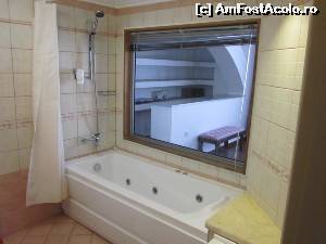 [P08] Un colț din baie, cada cu bulburuci, din păcate nefuncționali:(. Geamul dădea spre dormitor, unde se putea vedea barul amplasat vis-a-vis de patul matrimonial/patrimonial :)  » foto by ariciu*
 - 
<span class="allrVoted glyphicon glyphicon-heart hidden" id="av552345"></span>
<a class="m-l-10 hidden" id="sv552345" onclick="voting_Foto_DelVot(,552345,6673)" role="button">șterge vot <span class="glyphicon glyphicon-remove"></span></a>
<a id="v9552345" class=" c-red"  onclick="voting_Foto_SetVot(552345)" role="button"><span class="glyphicon glyphicon-heart-empty"></span> <b>LIKE</b> = Votează poza</a> <img class="hidden"  id="f552345W9" src="/imagini/loader.gif" border="0" /><span class="AjErrMes hidden" id="e552345ErM"></span>