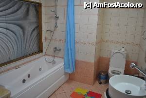 [P02] Intre baie si dormitor exista un geam mare cu jaluzea » foto by Gabise
 - 
<span class="allrVoted glyphicon glyphicon-heart hidden" id="av357616"></span>
<a class="m-l-10 hidden" id="sv357616" onclick="voting_Foto_DelVot(,357616,6673)" role="button">șterge vot <span class="glyphicon glyphicon-remove"></span></a>
<a id="v9357616" class=" c-red"  onclick="voting_Foto_SetVot(357616)" role="button"><span class="glyphicon glyphicon-heart-empty"></span> <b>LIKE</b> = Votează poza</a> <img class="hidden"  id="f357616W9" src="/imagini/loader.gif" border="0" /><span class="AjErrMes hidden" id="e357616ErM"></span>