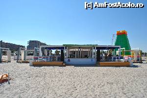 [P07] Barul de pe plaja. In stanga se vad baldachinele. In spate o jucarie gonflabila pe care se catarau copiii.  » foto by Gabise
 - 
<span class="allrVoted glyphicon glyphicon-heart hidden" id="av357621"></span>
<a class="m-l-10 hidden" id="sv357621" onclick="voting_Foto_DelVot(,357621,6673)" role="button">șterge vot <span class="glyphicon glyphicon-remove"></span></a>
<a id="v9357621" class=" c-red"  onclick="voting_Foto_SetVot(357621)" role="button"><span class="glyphicon glyphicon-heart-empty"></span> <b>LIKE</b> = Votează poza</a> <img class="hidden"  id="f357621W9" src="/imagini/loader.gif" border="0" /><span class="AjErrMes hidden" id="e357621ErM"></span>