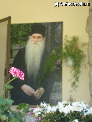 [P07] Privirea blândă a părintelui duhovnic Arsenie Papacioc ne călăuzește pașii pe aleile din curtea mănăstirii.  » foto by Floryn81
 - 
<span class="allrVoted glyphicon glyphicon-heart hidden" id="av348368"></span>
<a class="m-l-10 hidden" id="sv348368" onclick="voting_Foto_DelVot(,348368,6826)" role="button">șterge vot <span class="glyphicon glyphicon-remove"></span></a>
<a id="v9348368" class=" c-red"  onclick="voting_Foto_SetVot(348368)" role="button"><span class="glyphicon glyphicon-heart-empty"></span> <b>LIKE</b> = Votează poza</a> <img class="hidden"  id="f348368W9" src="/imagini/loader.gif" border="0" /><span class="AjErrMes hidden" id="e348368ErM"></span>