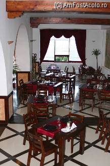 [P14] O parte a restaurantului. Asa cum spuneam este aranjat cu mult bun gust. » foto by mirelab
 - 
<span class="allrVoted glyphicon glyphicon-heart hidden" id="av112339"></span>
<a class="m-l-10 hidden" id="sv112339" onclick="voting_Foto_DelVot(,112339,6845)" role="button">șterge vot <span class="glyphicon glyphicon-remove"></span></a>
<a id="v9112339" class=" c-red"  onclick="voting_Foto_SetVot(112339)" role="button"><span class="glyphicon glyphicon-heart-empty"></span> <b>LIKE</b> = Votează poza</a> <img class="hidden"  id="f112339W9" src="/imagini/loader.gif" border="0" /><span class="AjErrMes hidden" id="e112339ErM"></span>