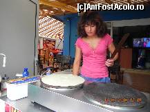 [P09] Pregatirea unei ' crepe' o clatita uriasa cu banane si finetti, 3 euro,la 2 pasi de plaja Skala Potamia... » foto by trandafir 1970*
 - 
<span class="allrVoted glyphicon glyphicon-heart hidden" id="av148058"></span>
<a class="m-l-10 hidden" id="sv148058" onclick="voting_Foto_DelVot(,148058,6854)" role="button">șterge vot <span class="glyphicon glyphicon-remove"></span></a>
<a id="v9148058" class=" c-red"  onclick="voting_Foto_SetVot(148058)" role="button"><span class="glyphicon glyphicon-heart-empty"></span> <b>LIKE</b> = Votează poza</a> <img class="hidden"  id="f148058W9" src="/imagini/loader.gif" border="0" /><span class="AjErrMes hidden" id="e148058ErM"></span>