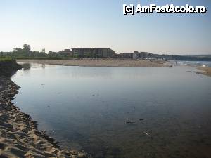 [P58] Râul Dvoynitsa la varsare în mare, Miramar în fundal.  » foto by Krisko
 - 
<span class="allrVoted glyphicon glyphicon-heart hidden" id="av433998"></span>
<a class="m-l-10 hidden" id="sv433998" onclick="voting_Foto_DelVot(,433998,6887)" role="button">șterge vot <span class="glyphicon glyphicon-remove"></span></a>
<a id="v9433998" class=" c-red"  onclick="voting_Foto_SetVot(433998)" role="button"><span class="glyphicon glyphicon-heart-empty"></span> <b>LIKE</b> = Votează poza</a> <img class="hidden"  id="f433998W9" src="/imagini/loader.gif" border="0" /><span class="AjErrMes hidden" id="e433998ErM"></span>