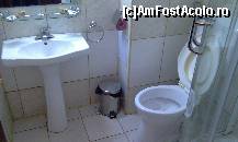 [P04] La prima vedere este baia perfecta... dar apa nu poate fi reglata pe o temperatura medie - este cand rece cand fierbinte, cabina de dus este prea mica, apa nu se scurge de pe podea pentru ca nu are inclinatie. » foto by ciubaka
 - 
<span class="allrVoted glyphicon glyphicon-heart hidden" id="av114390"></span>
<a class="m-l-10 hidden" id="sv114390" onclick="voting_Foto_DelVot(,114390,6897)" role="button">șterge vot <span class="glyphicon glyphicon-remove"></span></a>
<a id="v9114390" class=" c-red"  onclick="voting_Foto_SetVot(114390)" role="button"><span class="glyphicon glyphicon-heart-empty"></span> <b>LIKE</b> = Votează poza</a> <img class="hidden"  id="f114390W9" src="/imagini/loader.gif" border="0" /><span class="AjErrMes hidden" id="e114390ErM"></span>
