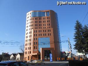 [P01] Hotelul Golden Tulip sfidează cu înălțimea sa casele din jur. În stânga, se vede modesta clădire a Muzeului de Arme și Trofee de Vânătoare. La ultimul etaj al hotelului se află restaurantul panoramic 585 Fusion. » foto by Rodel
 - 
<span class="allrVoted glyphicon glyphicon-heart hidden" id="av598624"></span>
<a class="m-l-10 hidden" id="sv598624" onclick="voting_Foto_DelVot(,598624,6927)" role="button">șterge vot <span class="glyphicon glyphicon-remove"></span></a>
<a id="v9598624" class=" c-red"  onclick="voting_Foto_SetVot(598624)" role="button"><span class="glyphicon glyphicon-heart-empty"></span> <b>LIKE</b> = Votează poza</a> <img class="hidden"  id="f598624W9" src="/imagini/loader.gif" border="0" /><span class="AjErrMes hidden" id="e598624ErM"></span>