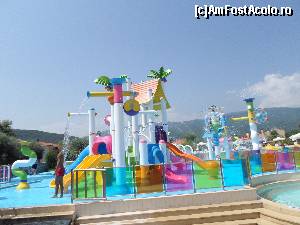 [P12] Splash-ul vazut dinspre hotel.  » foto by Iliescui
 - 
<span class="allrVoted glyphicon glyphicon-heart hidden" id="av604555"></span>
<a class="m-l-10 hidden" id="sv604555" onclick="voting_Foto_DelVot(,604555,6960)" role="button">șterge vot <span class="glyphicon glyphicon-remove"></span></a>
<a id="v9604555" class=" c-red"  onclick="voting_Foto_SetVot(604555)" role="button"><span class="glyphicon glyphicon-heart-empty"></span> <b>LIKE</b> = Votează poza</a> <img class="hidden"  id="f604555W9" src="/imagini/loader.gif" border="0" /><span class="AjErrMes hidden" id="e604555ErM"></span>