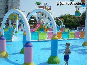 [P03] Parte a splash-ului. (vedere dinspre sezlongurile de la splash spre hotel)  » foto by Iliescui
 - 
<span class="allrVoted glyphicon glyphicon-heart hidden" id="av604546"></span>
<a class="m-l-10 hidden" id="sv604546" onclick="voting_Foto_DelVot(,604546,6960)" role="button">șterge vot <span class="glyphicon glyphicon-remove"></span></a>
<a id="v9604546" class=" c-red"  onclick="voting_Foto_SetVot(604546)" role="button"><span class="glyphicon glyphicon-heart-empty"></span> <b>LIKE</b> = Votează poza</a> <img class="hidden"  id="f604546W9" src="/imagini/loader.gif" border="0" /><span class="AjErrMes hidden" id="e604546ErM"></span>