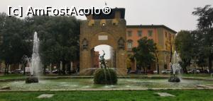 [P02] Poarta veche și fântâna din Piața Liberta. » foto by Aurici
 - 
<span class="allrVoted glyphicon glyphicon-heart hidden" id="av1296931"></span>
<a class="m-l-10 hidden" id="sv1296931" onclick="voting_Foto_DelVot(,1296931,7001)" role="button">șterge vot <span class="glyphicon glyphicon-remove"></span></a>
<a id="v91296931" class=" c-red"  onclick="voting_Foto_SetVot(1296931)" role="button"><span class="glyphicon glyphicon-heart-empty"></span> <b>LIKE</b> = Votează poza</a> <img class="hidden"  id="f1296931W9" src="/imagini/loader.gif" border="0" /><span class="AjErrMes hidden" id="e1296931ErM"></span>