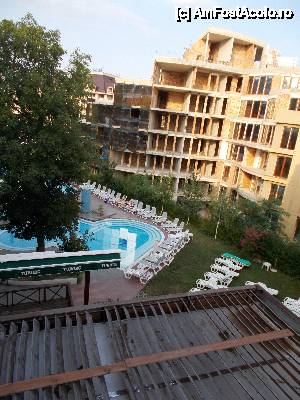 [P07] Piscina hotelului, pozata din balcon. Hotelul ce se vede e un alt hotel in constructie.  » foto by AndreeaVarga
 - 
<span class="allrVoted glyphicon glyphicon-heart hidden" id="av462656"></span>
<a class="m-l-10 hidden" id="sv462656" onclick="voting_Foto_DelVot(,462656,7064)" role="button">șterge vot <span class="glyphicon glyphicon-remove"></span></a>
<a id="v9462656" class=" c-red"  onclick="voting_Foto_SetVot(462656)" role="button"><span class="glyphicon glyphicon-heart-empty"></span> <b>LIKE</b> = Votează poza</a> <img class="hidden"  id="f462656W9" src="/imagini/loader.gif" border="0" /><span class="AjErrMes hidden" id="e462656ErM"></span>