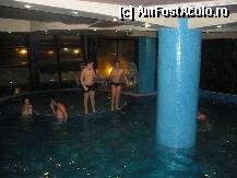 [P10] Piscina. Foarte buna pentru copii, insuficienta pentru innotatori. Era plina de copii. Adancimea este 0,6m partea rotunda si 1,30 in rest. Apa avea in jur de 24-25 grade. era bine in apa, mai greu sa iesi din ea » foto by fanespoitorul
 - 
<span class="allrVoted glyphicon glyphicon-heart hidden" id="av288294"></span>
<a class="m-l-10 hidden" id="sv288294" onclick="voting_Foto_DelVot(,288294,7110)" role="button">șterge vot <span class="glyphicon glyphicon-remove"></span></a>
<a id="v9288294" class=" c-red"  onclick="voting_Foto_SetVot(288294)" role="button"><span class="glyphicon glyphicon-heart-empty"></span> <b>LIKE</b> = Votează poza</a> <img class="hidden"  id="f288294W9" src="/imagini/loader.gif" border="0" /><span class="AjErrMes hidden" id="e288294ErM"></span>