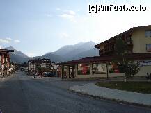 [P19] Strada centrala de unde se vad cele doua varfuri inalte ale Pirinilor » foto by ionescunic
 - 
<span class="allrVoted glyphicon glyphicon-heart hidden" id="av146941"></span>
<a class="m-l-10 hidden" id="sv146941" onclick="voting_Foto_DelVot(,146941,7111)" role="button">șterge vot <span class="glyphicon glyphicon-remove"></span></a>
<a id="v9146941" class=" c-red"  onclick="voting_Foto_SetVot(146941)" role="button"><span class="glyphicon glyphicon-heart-empty"></span> <b>LIKE</b> = Votează poza</a> <img class="hidden"  id="f146941W9" src="/imagini/loader.gif" border="0" /><span class="AjErrMes hidden" id="e146941ErM"></span>