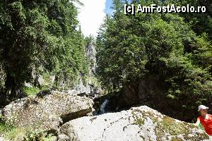 [P12] Cascada Moara Dracului / O porţiune de potecă plină de pietre uriaşe. Trecerea peste ele este foarte dificilă.  » foto by Utube
 - 
<span class="allrVoted glyphicon glyphicon-heart hidden" id="av372043"></span>
<a class="m-l-10 hidden" id="sv372043" onclick="voting_Foto_DelVot(,372043,7135)" role="button">șterge vot <span class="glyphicon glyphicon-remove"></span></a>
<a id="v9372043" class=" c-red"  onclick="voting_Foto_SetVot(372043)" role="button"><span class="glyphicon glyphicon-heart-empty"></span> <b>LIKE</b> = Votează poza</a> <img class="hidden"  id="f372043W9" src="/imagini/loader.gif" border="0" /><span class="AjErrMes hidden" id="e372043ErM"></span>