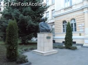[P05] Statuia lui Liviu Rebreanu, aflată în curtea Colegiului » foto by mihaelavoicu
 - 
<span class="allrVoted glyphicon glyphicon-heart hidden" id="av947338"></span>
<a class="m-l-10 hidden" id="sv947338" onclick="voting_Foto_DelVot(,947338,7139)" role="button">șterge vot <span class="glyphicon glyphicon-remove"></span></a>
<a id="v9947338" class=" c-red"  onclick="voting_Foto_SetVot(947338)" role="button"><span class="glyphicon glyphicon-heart-empty"></span> <b>LIKE</b> = Votează poza</a> <img class="hidden"  id="f947338W9" src="/imagini/loader.gif" border="0" /><span class="AjErrMes hidden" id="e947338ErM"></span>