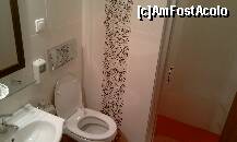 [P03] Baia de o curatenie cum rar vezi. Se observa peretele despartitor si usa de geam catre dus. Acest tip de dus este foarte confortabil pentru ca daca dai drumu la apa fierbinte se creaza in incinta respectiva o atmosfera de sauna turceasca: mult abur fierbinte. » foto by ciubaka
 - 
<span class="allrVoted glyphicon glyphicon-heart hidden" id="av128715"></span>
<a class="m-l-10 hidden" id="sv128715" onclick="voting_Foto_DelVot(,128715,7282)" role="button">șterge vot <span class="glyphicon glyphicon-remove"></span></a>
<a id="v9128715" class=" c-red"  onclick="voting_Foto_SetVot(128715)" role="button"><span class="glyphicon glyphicon-heart-empty"></span> <b>LIKE</b> = Votează poza</a> <img class="hidden"  id="f128715W9" src="/imagini/loader.gif" border="0" /><span class="AjErrMes hidden" id="e128715ErM"></span>