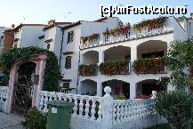 [P01] Vila în care se găseşte apartamentul unde am fost cazaţi » foto by Costi
 - 
<span class="allrVoted glyphicon glyphicon-heart hidden" id="av130354"></span>
<a class="m-l-10 hidden" id="sv130354" onclick="voting_Foto_DelVot(,130354,7329)" role="button">șterge vot <span class="glyphicon glyphicon-remove"></span></a>
<a id="v9130354" class=" c-red"  onclick="voting_Foto_SetVot(130354)" role="button"><span class="glyphicon glyphicon-heart-empty"></span> <b>LIKE</b> = Votează poza</a> <img class="hidden"  id="f130354W9" src="/imagini/loader.gif" border="0" /><span class="AjErrMes hidden" id="e130354ErM"></span>