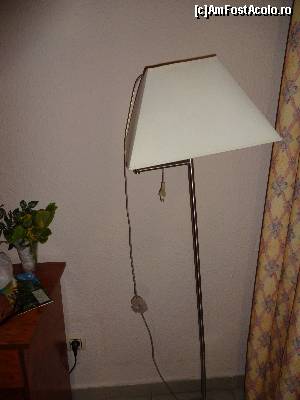 [P09] Lampadarul din camera, stramb si nefunctional. Mai bine nu-l puneau in starea asta » foto by fanespoitorul
 - 
<span class="allrVoted glyphicon glyphicon-heart hidden" id="av683011"></span>
<a class="m-l-10 hidden" id="sv683011" onclick="voting_Foto_DelVot(,683011,7406)" role="button">șterge vot <span class="glyphicon glyphicon-remove"></span></a>
<a id="v9683011" class=" c-red"  onclick="voting_Foto_SetVot(683011)" role="button"><span class="glyphicon glyphicon-heart-empty"></span> <b>LIKE</b> = Votează poza</a> <img class="hidden"  id="f683011W9" src="/imagini/loader.gif" border="0" /><span class="AjErrMes hidden" id="e683011ErM"></span>