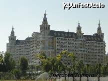 [P02] Royal Holiday Palace, văzut din stradă. » foto by spezam
 - 
<span class="allrVoted glyphicon glyphicon-heart hidden" id="av236821"></span>
<a class="m-l-10 hidden" id="sv236821" onclick="voting_Foto_DelVot(,236821,7501)" role="button">șterge vot <span class="glyphicon glyphicon-remove"></span></a>
<a id="v9236821" class=" c-red"  onclick="voting_Foto_SetVot(236821)" role="button"><span class="glyphicon glyphicon-heart-empty"></span> <b>LIKE</b> = Votează poza</a> <img class="hidden"  id="f236821W9" src="/imagini/loader.gif" border="0" /><span class="AjErrMes hidden" id="e236821ErM"></span>