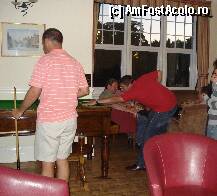 [P14] In barul pensiunii niste oaspeti jucau un fel de biliard, beau bere si se amuzau grozav, fara a fi nici un pic vulgari. » foto by marutz*
 - 
<span class="allrVoted glyphicon glyphicon-heart hidden" id="av140306"></span>
<a class="m-l-10 hidden" id="sv140306" onclick="voting_Foto_DelVot(,140306,7528)" role="button">șterge vot <span class="glyphicon glyphicon-remove"></span></a>
<a id="v9140306" class=" c-red"  onclick="voting_Foto_SetVot(140306)" role="button"><span class="glyphicon glyphicon-heart-empty"></span> <b>LIKE</b> = Votează poza</a> <img class="hidden"  id="f140306W9" src="/imagini/loader.gif" border="0" /><span class="AjErrMes hidden" id="e140306ErM"></span>