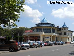 [P20] Campina - Restaurantul 'New Lac', parcarea, intrarea principala si intrarea pe terasa.  » foto by iulianic
 - 
<span class="allrVoted glyphicon glyphicon-heart hidden" id="av339777"></span>
<a class="m-l-10 hidden" id="sv339777" onclick="voting_Foto_DelVot(,339777,7539)" role="button">șterge vot <span class="glyphicon glyphicon-remove"></span></a>
<a id="v9339777" class=" c-red"  onclick="voting_Foto_SetVot(339777)" role="button"><span class="glyphicon glyphicon-heart-empty"></span> <b>LIKE</b> = Votează poza</a> <img class="hidden"  id="f339777W9" src="/imagini/loader.gif" border="0" /><span class="AjErrMes hidden" id="e339777ErM"></span>