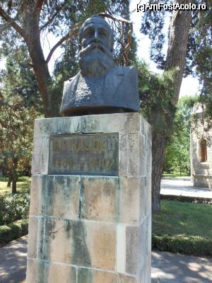 [P05] Campina - Bustul scriitorului Bogdan Petriceicu Hasdeu aflat in fata castelului.  » foto by iulianic
 - 
<span class="allrVoted glyphicon glyphicon-heart hidden" id="av339762"></span>
<a class="m-l-10 hidden" id="sv339762" onclick="voting_Foto_DelVot(,339762,7539)" role="button">șterge vot <span class="glyphicon glyphicon-remove"></span></a>
<a id="v9339762" class=" c-red"  onclick="voting_Foto_SetVot(339762)" role="button"><span class="glyphicon glyphicon-heart-empty"></span> <b>LIKE</b> = Votează poza</a> <img class="hidden"  id="f339762W9" src="/imagini/loader.gif" border="0" /><span class="AjErrMes hidden" id="e339762ErM"></span>