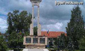 [P07] Monumentul Eroilor situat în parcul comunei Cornu, jud. Prahova.  » foto by traian.leuca †
 - 
<span class="allrVoted glyphicon glyphicon-heart hidden" id="av513106"></span>
<a class="m-l-10 hidden" id="sv513106" onclick="voting_Foto_DelVot(,513106,7539)" role="button">șterge vot <span class="glyphicon glyphicon-remove"></span></a>
<a id="v9513106" class=" c-red"  onclick="voting_Foto_SetVot(513106)" role="button"><span class="glyphicon glyphicon-heart-empty"></span> <b>LIKE</b> = Votează poza</a> <img class="hidden"  id="f513106W9" src="/imagini/loader.gif" border="0" /><span class="AjErrMes hidden" id="e513106ErM"></span>