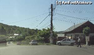 [P32] Intersecţia din 'centru' şi vajnicii apărători ai legii, mereu la datorie: în faţă este drumul care dă în Drăgăneasa.  » foto by Carmen Ion
 - 
<span class="allrVoted glyphicon glyphicon-heart hidden" id="av634483"></span>
<a class="m-l-10 hidden" id="sv634483" onclick="voting_Foto_DelVot(,634483,7539)" role="button">șterge vot <span class="glyphicon glyphicon-remove"></span></a>
<a id="v9634483" class=" c-red"  onclick="voting_Foto_SetVot(634483)" role="button"><span class="glyphicon glyphicon-heart-empty"></span> <b>LIKE</b> = Votează poza</a> <img class="hidden"  id="f634483W9" src="/imagini/loader.gif" border="0" /><span class="AjErrMes hidden" id="e634483ErM"></span>