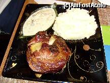 [P21] tot la Casa Luca:genunchi de porc la gratar » foto by geni
 - 
<span class="allrVoted glyphicon glyphicon-heart hidden" id="av140007"></span>
<a class="m-l-10 hidden" id="sv140007" onclick="voting_Foto_DelVot(,140007,7546)" role="button">șterge vot <span class="glyphicon glyphicon-remove"></span></a>
<a id="v9140007" class=" c-red"  onclick="voting_Foto_SetVot(140007)" role="button"><span class="glyphicon glyphicon-heart-empty"></span> <b>LIKE</b> = Votează poza</a> <img class="hidden"  id="f140007W9" src="/imagini/loader.gif" border="0" /><span class="AjErrMes hidden" id="e140007ErM"></span>