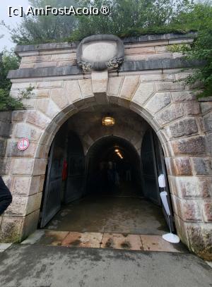 [P01] La intrarea in tunel este un portal cu un arc solid lat de trei metri si jumatate, imbracat cu marmura locala de la Untersberg, deasupra caruia a fost montata placa ce marcheaza anul finalizarii proiectului.  » foto by geani anto
 - 
<span class="allrVoted glyphicon glyphicon-heart hidden" id="av1417148"></span>
<a class="m-l-10 hidden" id="sv1417148" onclick="voting_Foto_DelVot(,1417148,7573)" role="button">șterge vot <span class="glyphicon glyphicon-remove"></span></a>
<a id="v91417148" class=" c-red"  onclick="voting_Foto_SetVot(1417148)" role="button"><span class="glyphicon glyphicon-heart-empty"></span> <b>LIKE</b> = Votează poza</a> <img class="hidden"  id="f1417148W9" src="/imagini/loader.gif" border="0" /><span class="AjErrMes hidden" id="e1417148ErM"></span>