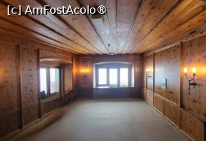 [P13] Cea de-a treia incapere, cunoscuta si sub numele de Scharitzkehlzimmer sau mai recent „camera Eva Braun”, era cea mai luminoasa camera din casa. Captusita cu lambriuri scumpe din Cembra sau pin elvetian, camera avea 2 ferestre mari orientate spre sud si est, oferind o vedere uluitoare asupra muntilor. » foto by geani anto
 - 
<span class="allrVoted glyphicon glyphicon-heart hidden" id="av1417160"></span>
<a class="m-l-10 hidden" id="sv1417160" onclick="voting_Foto_DelVot(,1417160,7573)" role="button">șterge vot <span class="glyphicon glyphicon-remove"></span></a>
<a id="v91417160" class=" c-red"  onclick="voting_Foto_SetVot(1417160)" role="button"><span class="glyphicon glyphicon-heart-empty"></span> <b>LIKE</b> = Votează poza</a> <img class="hidden"  id="f1417160W9" src="/imagini/loader.gif" border="0" /><span class="AjErrMes hidden" id="e1417160ErM"></span>