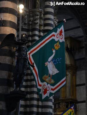 [P03] Oca - Gasca... steagul contradei care a castigat Palio din 2 iulie 2013... expus la loc de cinste in Dom » foto by cristian pinte
 - 
<span class="allrVoted glyphicon glyphicon-heart hidden" id="av439773"></span>
<a class="m-l-10 hidden" id="sv439773" onclick="voting_Foto_DelVot(,439773,7576)" role="button">șterge vot <span class="glyphicon glyphicon-remove"></span></a>
<a id="v9439773" class=" c-red"  onclick="voting_Foto_SetVot(439773)" role="button"><span class="glyphicon glyphicon-heart-empty"></span> <b>LIKE</b> = Votează poza</a> <img class="hidden"  id="f439773W9" src="/imagini/loader.gif" border="0" /><span class="AjErrMes hidden" id="e439773ErM"></span>