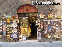 [P10] Magazin de ceramică și suveniruri pe una din străduțele din Siena.  » foto by gettutza
 - 
<span class="allrVoted glyphicon glyphicon-heart hidden" id="av391612"></span>
<a class="m-l-10 hidden" id="sv391612" onclick="voting_Foto_DelVot(,391612,7576)" role="button">șterge vot <span class="glyphicon glyphicon-remove"></span></a>
<a id="v9391612" class=" c-red"  onclick="voting_Foto_SetVot(391612)" role="button"><span class="glyphicon glyphicon-heart-empty"></span> <b>LIKE</b> = Votează poza</a> <img class="hidden"  id="f391612W9" src="/imagini/loader.gif" border="0" /><span class="AjErrMes hidden" id="e391612ErM"></span>