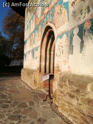 [P12] Biserica Arbore - intrarea din laterala sudica » foto by Daisy Petal
 - 
<span class="allrVoted glyphicon glyphicon-heart hidden" id="av1162890"></span>
<a class="m-l-10 hidden" id="sv1162890" onclick="voting_Foto_DelVot(,1162890,7580)" role="button">șterge vot <span class="glyphicon glyphicon-remove"></span></a>
<a id="v91162890" class=" c-red"  onclick="voting_Foto_SetVot(1162890)" role="button"><span class="glyphicon glyphicon-heart-empty"></span> <b>LIKE</b> = Votează poza</a> <img class="hidden"  id="f1162890W9" src="/imagini/loader.gif" border="0" /><span class="AjErrMes hidden" id="e1162890ErM"></span>