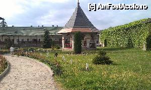 [P11] Foişor în curtea Mănăstirii Râşca, com. Bogdăneşti, jud. Suceava.  » foto by traian.leuca †
 - 
<span class="allrVoted glyphicon glyphicon-heart hidden" id="av432555"></span>
<a class="m-l-10 hidden" id="sv432555" onclick="voting_Foto_DelVot(,432555,7583)" role="button">șterge vot <span class="glyphicon glyphicon-remove"></span></a>
<a id="v9432555" class=" c-red"  onclick="voting_Foto_SetVot(432555)" role="button"><span class="glyphicon glyphicon-heart-empty"></span> <b>LIKE</b> = Votează poza</a> <img class="hidden"  id="f432555W9" src="/imagini/loader.gif" border="0" /><span class="AjErrMes hidden" id="e432555ErM"></span>