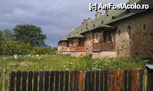 [P17] Ciliile vechi din piatra (stânga turnului clopotniţă) de la Mănăstirea Râşca, com. Bogdăneşti, jud. Suceava.  » foto by traian.leuca †
 - 
<span class="allrVoted glyphicon glyphicon-heart hidden" id="av432592"></span>
<a class="m-l-10 hidden" id="sv432592" onclick="voting_Foto_DelVot(,432592,7583)" role="button">șterge vot <span class="glyphicon glyphicon-remove"></span></a>
<a id="v9432592" class=" c-red"  onclick="voting_Foto_SetVot(432592)" role="button"><span class="glyphicon glyphicon-heart-empty"></span> <b>LIKE</b> = Votează poza</a> <img class="hidden"  id="f432592W9" src="/imagini/loader.gif" border="0" /><span class="AjErrMes hidden" id="e432592ErM"></span>