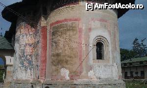 [P19] Imagine cu picturi degradate şi zid decojit la biserica 'Sf. Nicolae de la Mănăstirea Râşca, com. Bogdăneşti, Jud. Suceava.  » foto by traian.leuca †
 - 
<span class="allrVoted glyphicon glyphicon-heart hidden" id="av432610"></span>
<a class="m-l-10 hidden" id="sv432610" onclick="voting_Foto_DelVot(,432610,7583)" role="button">șterge vot <span class="glyphicon glyphicon-remove"></span></a>
<a id="v9432610" class=" c-red"  onclick="voting_Foto_SetVot(432610)" role="button"><span class="glyphicon glyphicon-heart-empty"></span> <b>LIKE</b> = Votează poza</a> <img class="hidden"  id="f432610W9" src="/imagini/loader.gif" border="0" /><span class="AjErrMes hidden" id="e432610ErM"></span>