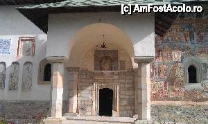 [P20] Pridvorul şi uşa de intrare de la biserica 'Sf. Nicolae' de la Mănăstirea Râşca, com. Bogdăneşti, jud. Suceava.  » foto by traian.leuca †
 - 
<span class="allrVoted glyphicon glyphicon-heart hidden" id="av432620"></span>
<a class="m-l-10 hidden" id="sv432620" onclick="voting_Foto_DelVot(,432620,7583)" role="button">șterge vot <span class="glyphicon glyphicon-remove"></span></a>
<a id="v9432620" class=" c-red"  onclick="voting_Foto_SetVot(432620)" role="button"><span class="glyphicon glyphicon-heart-empty"></span> <b>LIKE</b> = Votează poza</a> <img class="hidden"  id="f432620W9" src="/imagini/loader.gif" border="0" /><span class="AjErrMes hidden" id="e432620ErM"></span>