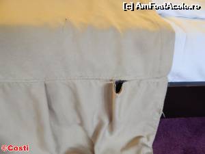 [P17] Deși accesoriul pus drept cuvertură pe jumătate din pat nu are niciun rol funcțional, doar unul de decor, decât să fie pus cu o asemenea ruptură, mai bine nu-l puneau deloc.  » foto by Costi
 - 
<span class="allrVoted glyphicon glyphicon-heart hidden" id="av650976"></span>
<a class="m-l-10 hidden" id="sv650976" onclick="voting_Foto_DelVot(,650976,7636)" role="button">șterge vot <span class="glyphicon glyphicon-remove"></span></a>
<a id="v9650976" class=" c-red"  onclick="voting_Foto_SetVot(650976)" role="button"><span class="glyphicon glyphicon-heart-empty"></span> <b>LIKE</b> = Votează poza</a> <img class="hidden"  id="f650976W9" src="/imagini/loader.gif" border="0" /><span class="AjErrMes hidden" id="e650976ErM"></span>