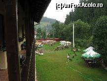[P13] Pensiunea Onelia - curtea din spate vazuta de la balcon. Pe langa mese si umbrele, dupa randul de brazi de pe margine, trece raul Aries » foto by vini
 - 
<span class="allrVoted glyphicon glyphicon-heart hidden" id="av145069"></span>
<a class="m-l-10 hidden" id="sv145069" onclick="voting_Foto_DelVot(,145069,7649)" role="button">șterge vot <span class="glyphicon glyphicon-remove"></span></a>
<a id="v9145069" class=" c-red"  onclick="voting_Foto_SetVot(145069)" role="button"><span class="glyphicon glyphicon-heart-empty"></span> <b>LIKE</b> = Votează poza</a> <img class="hidden"  id="f145069W9" src="/imagini/loader.gif" border="0" /><span class="AjErrMes hidden" id="e145069ErM"></span>