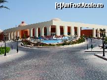 [P12] Intrarea si parcarea (in dreapta) hotelului » foto by basaku
 - 
<span class="allrVoted glyphicon glyphicon-heart hidden" id="av161496"></span>
<a class="m-l-10 hidden" id="sv161496" onclick="voting_Foto_DelVot(,161496,7832)" role="button">șterge vot <span class="glyphicon glyphicon-remove"></span></a>
<a id="v9161496" class=" c-red"  onclick="voting_Foto_SetVot(161496)" role="button"><span class="glyphicon glyphicon-heart-empty"></span> <b>LIKE</b> = Votează poza</a> <img class="hidden"  id="f161496W9" src="/imagini/loader.gif" border="0" /><span class="AjErrMes hidden" id="e161496ErM"></span>